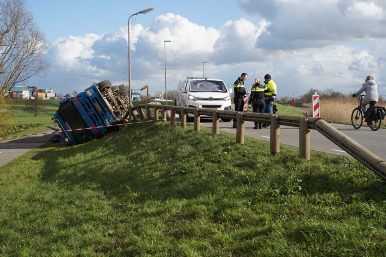 Vrachtwagen met zand van dijk gekanteld Kortenoord Nieuwerkerk aan den IJssel