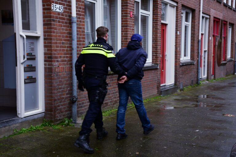 Man aangehouden na steekpartij in portiekflat Wieldrechtstraat Rotterdam