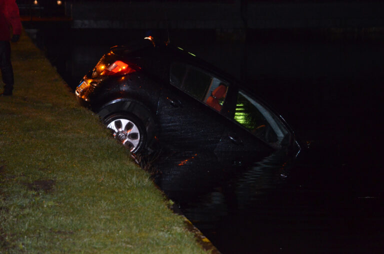 Personenauto belandt in het water Grindweg Rotterdam