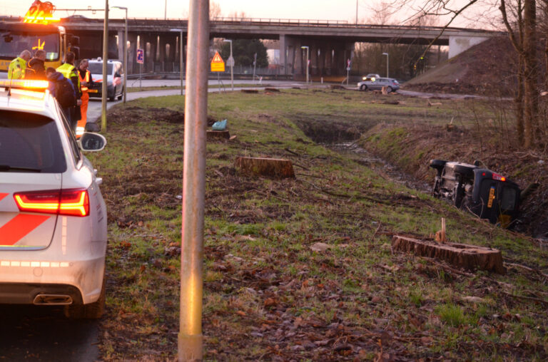 Bestelbus raakt van de weg en belandt in sloot Landscheiding Rotterdam