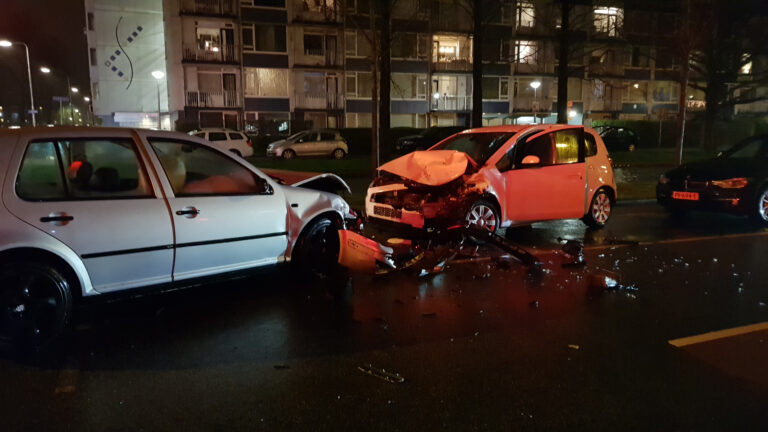 Forse schade na aanrijding met drie personenauto’s Statensingel Gouda