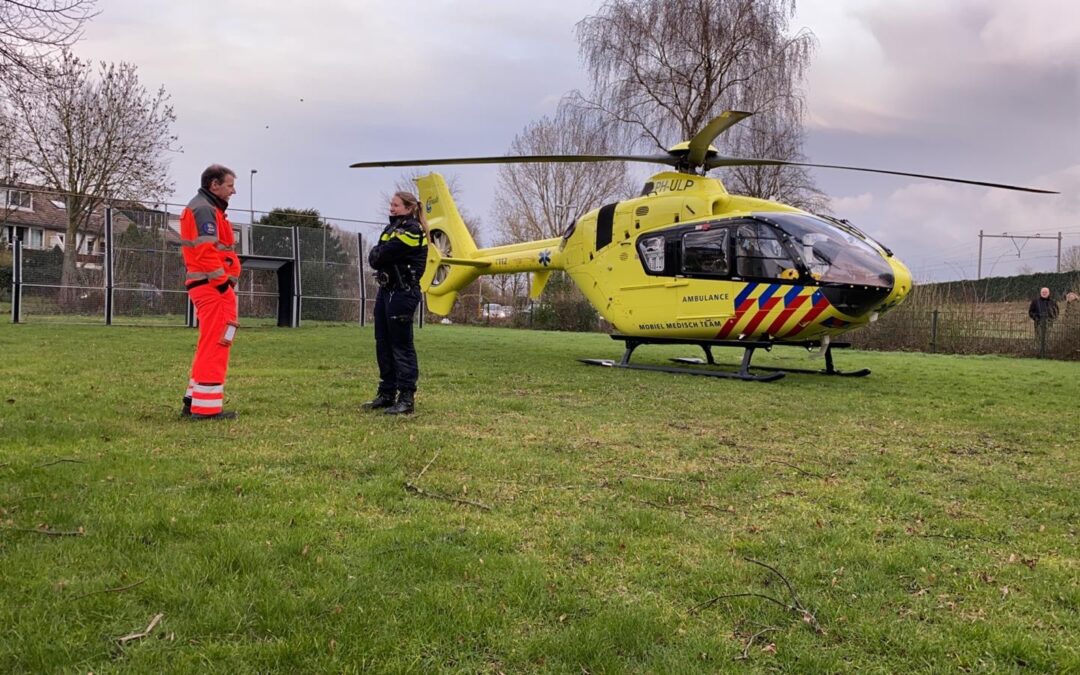 Traumahelikopter geland op sportveld Pieter Mondriaanrade Capelle aan den IJssel