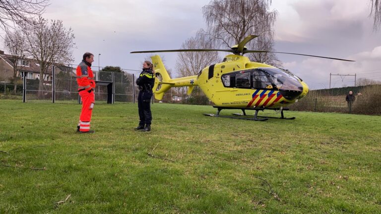 Traumahelikopter geland op sportveld Pieter Mondriaanrade Capelle aan den IJssel