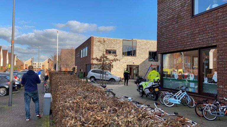 Kind zwaargewond nadat auto in zandbak op schoolplein rijdt Donge Nieuwerkerk aan den IJssel