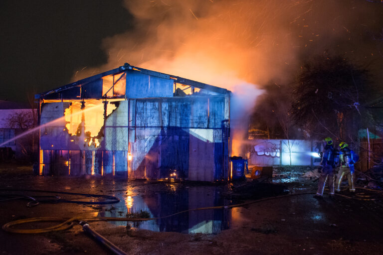 Aanhouding bij grote brand in leegstaande loods in Den Haag (video)