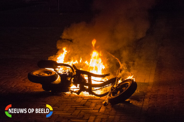 Scooter brandt volledig uit op President Kennedyplein in Leidschendam