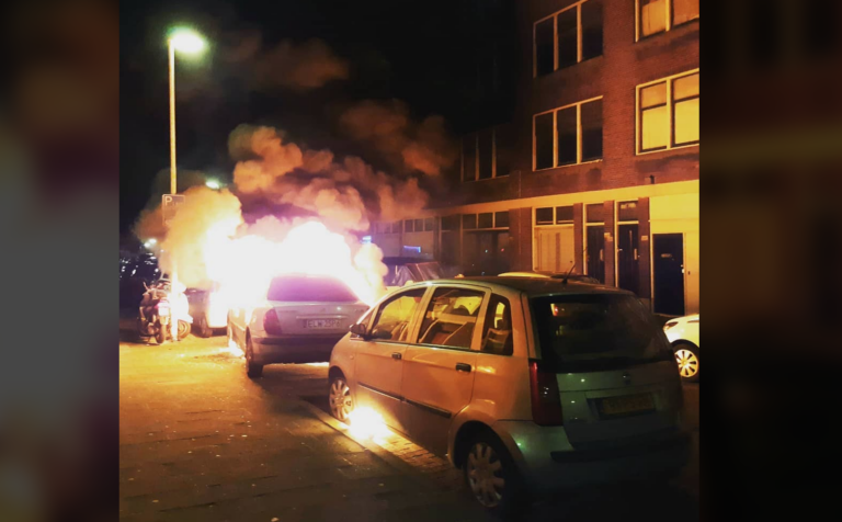 Meerdere voertuigen in brand Taandersstraat Rotterdam