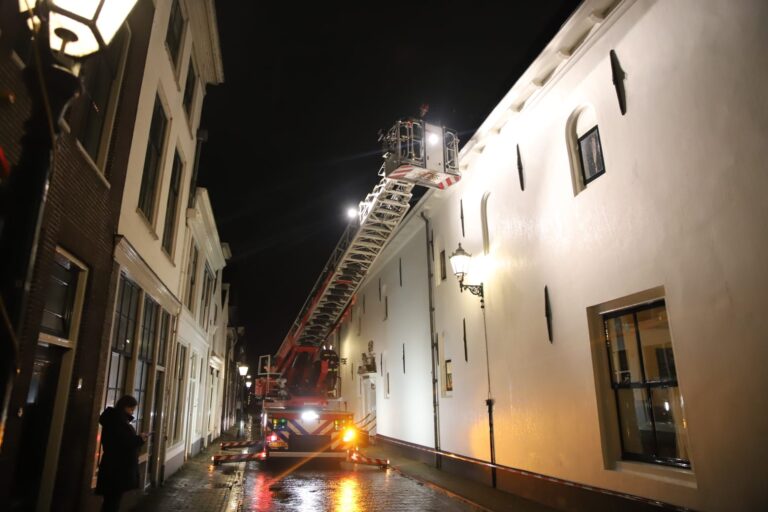 Dakpannen waaien los op dak Spieringstraat Gouda