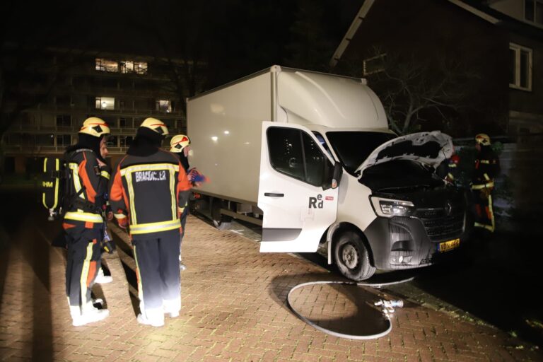 Vrachtwagen op tijd geblust aan Jacob van Lennepstraat in Waddinxveen