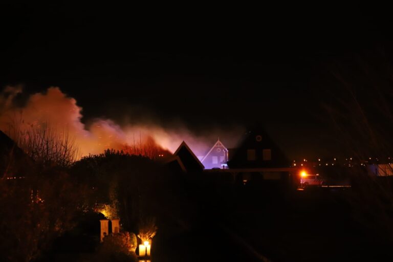 Uitslaande brand in schuur naast woning Henegouwernesse Waddinxveen