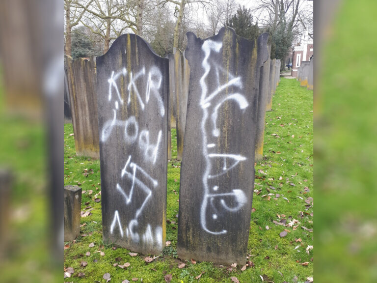 Graven Joodse begraafplaats in Dordrecht beklad