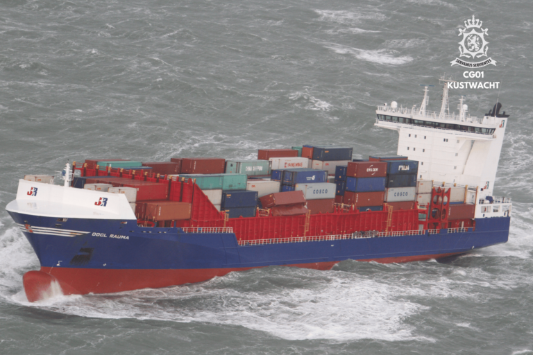 Containerschip verliest containers bij Ameland