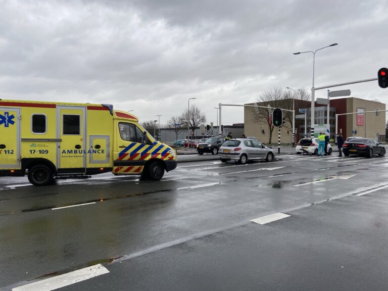 Gewonde na flinke botsing Hoofdweg Capelle aan den IJssel