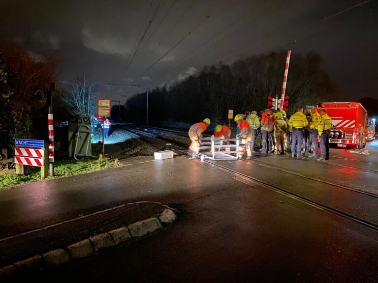 Dode bij ongeval tussen trein en auto bij spoorwegovergang; Treinverkeer tussen Delft en Schiedam gestremd (video)