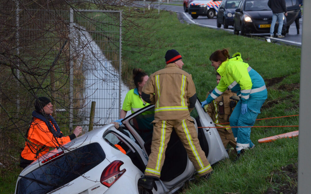 Auto raakt te water na aanrijding Oostweg – N470 Zoetermeer