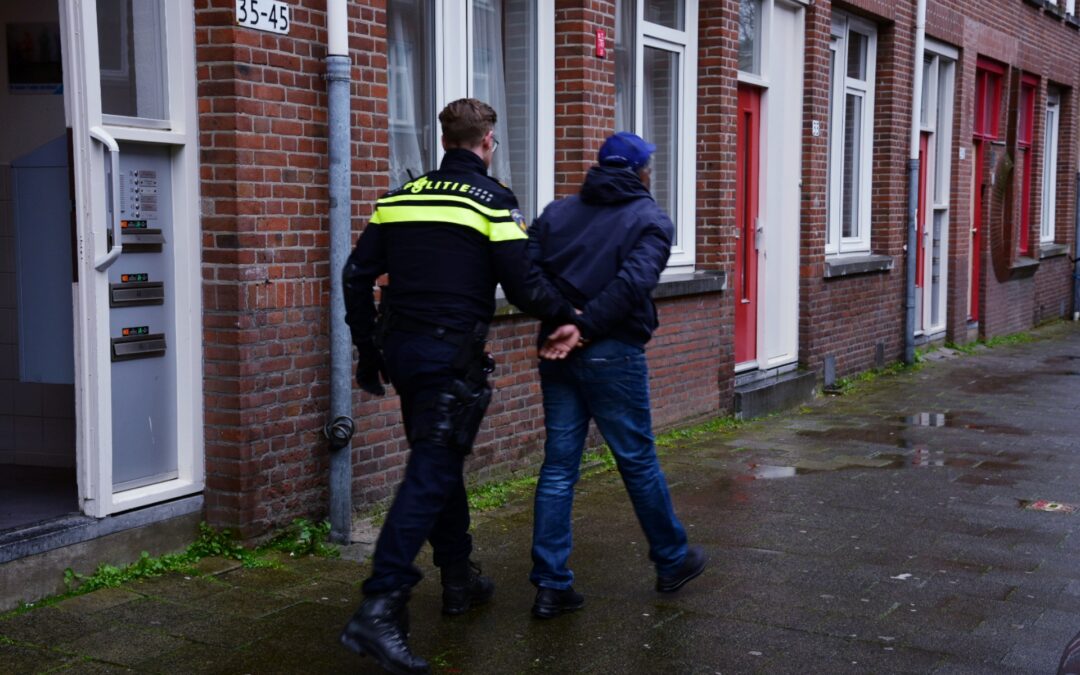 Man aangehouden na steekpartij in portiekflat Wieldrechtstraat Rotterdam