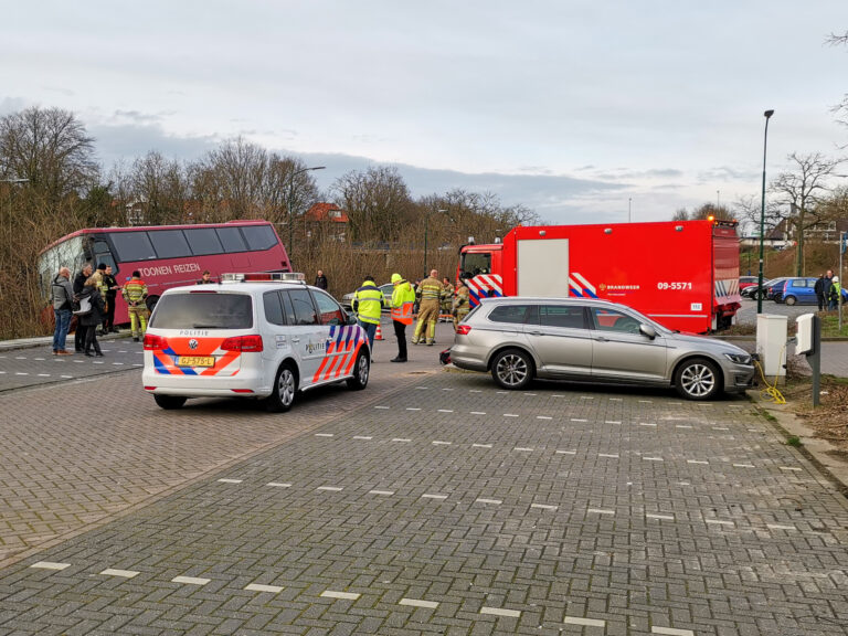 Touringcar rijdt talud af Zwarteweg Rhenen