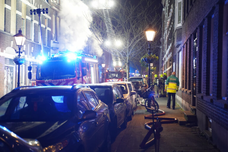 Drie gewonden na uitslaande brand in kraakpand Burgemeester Roosstraat Rotterdam (video)