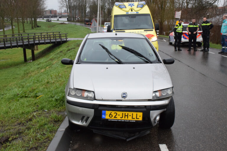 Twee auto’s botsen op kruising Nieuwe Broekweg Gouda