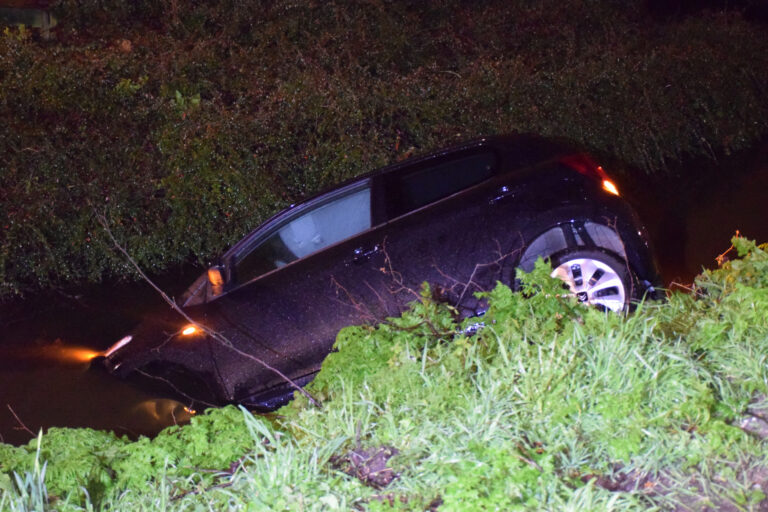 Auto te water na vergeten handrem Prinses Beatrixstraat Nieuwerkerk aan den IJssel