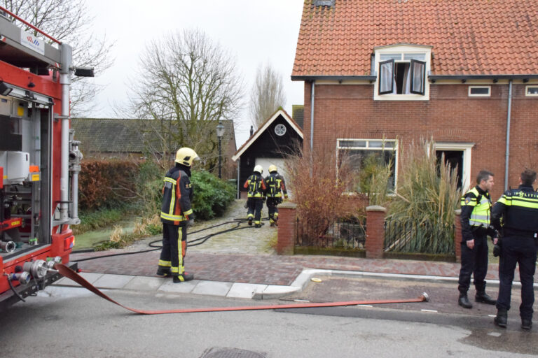 Brandweer forceert voordeur na brand in woning Korte Waarder Nieuwerbrug aan den Rijn