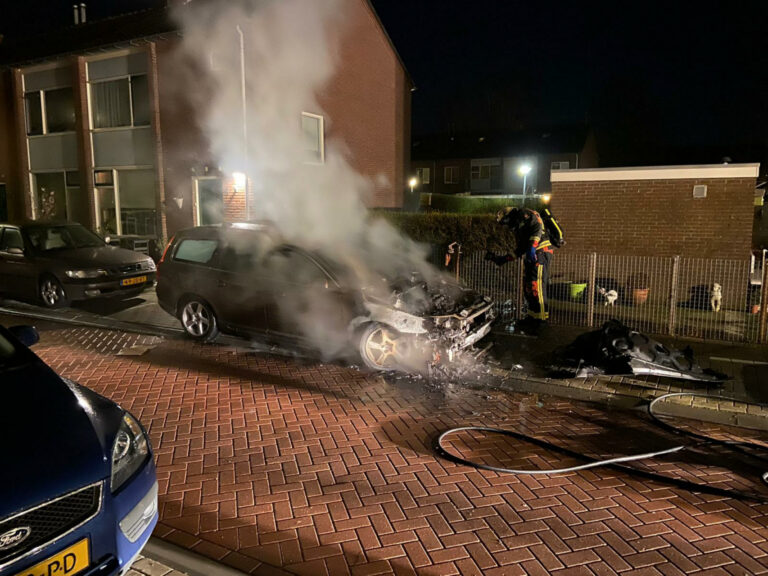 Auto flink beschadigd na brand Amalia van Solmsstraat Waddinxveen