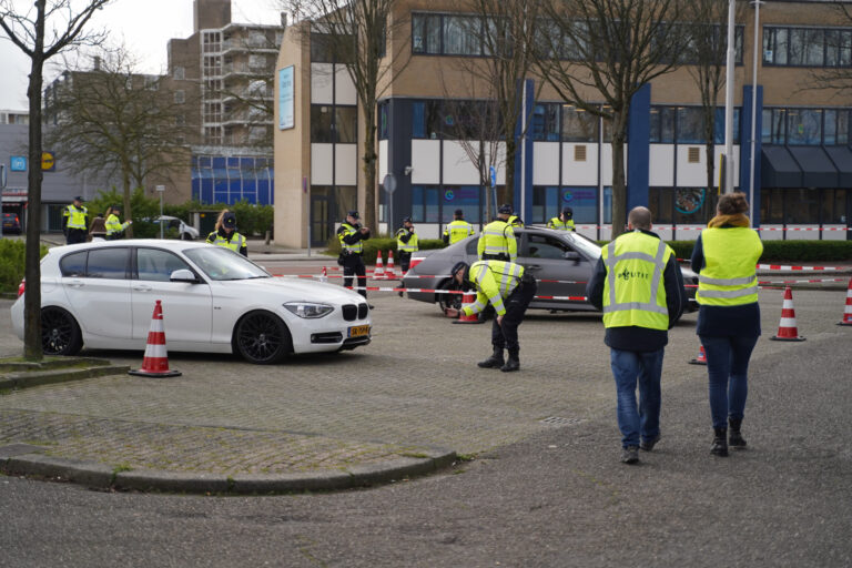 Politie organiseert grote controle voor verkeer en ondermijning Stationsplein Capelle aan den IJssel