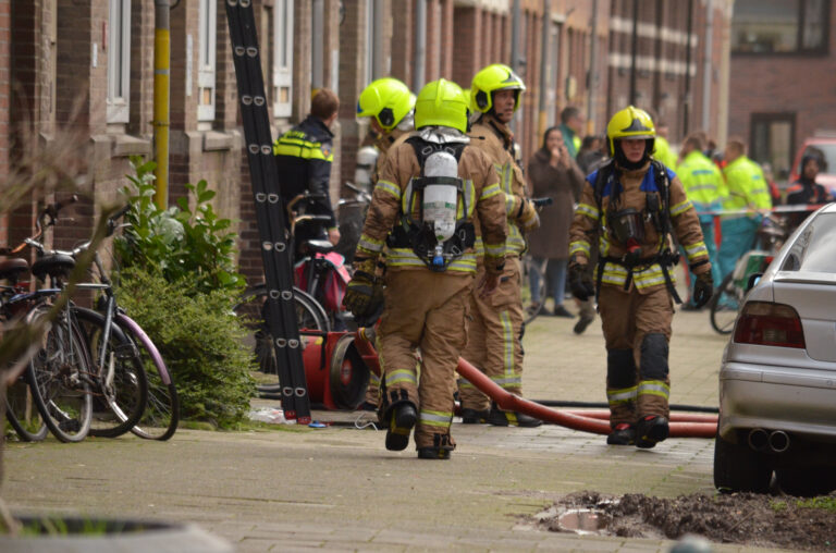 Forse rookontikkeling bij brand in kelder op Davidsstraat Rotterdam