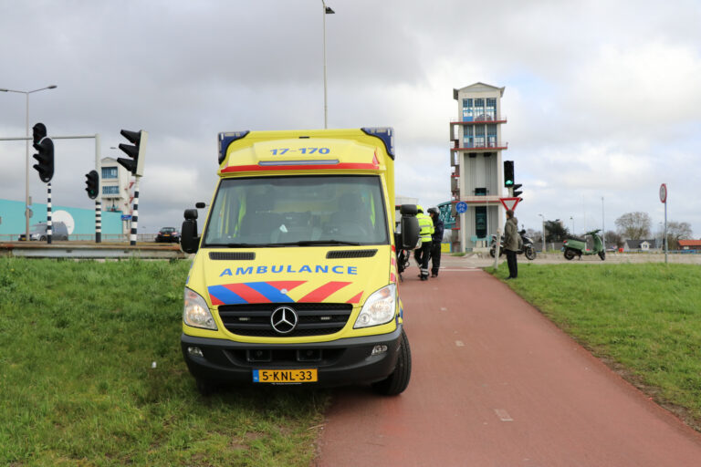 Racefietser gewond na botsing met scooter Nijverheidstraat Capelle aan den IJssel