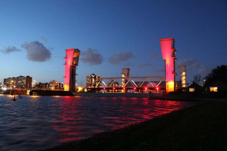Hollandsche IJsselkering gesloten door hoog water IJsseldijk Krimpen aan den IJssel (Video)
