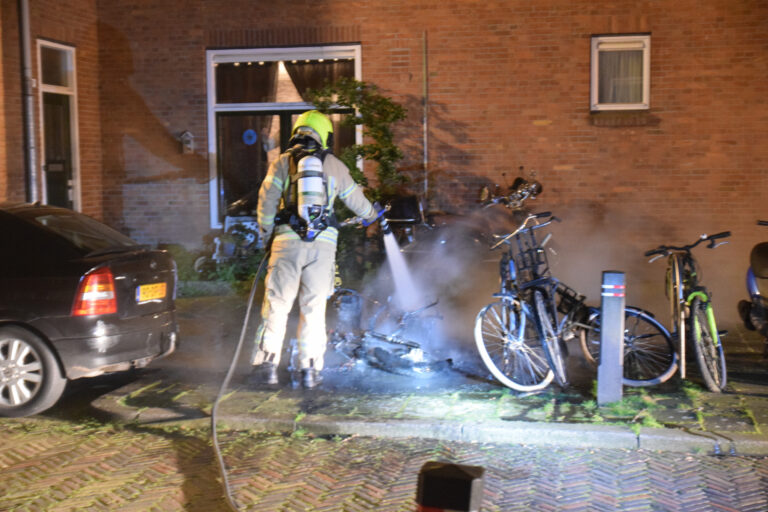 Scooter verwoest door brand Van Beverenstraat Schiedam