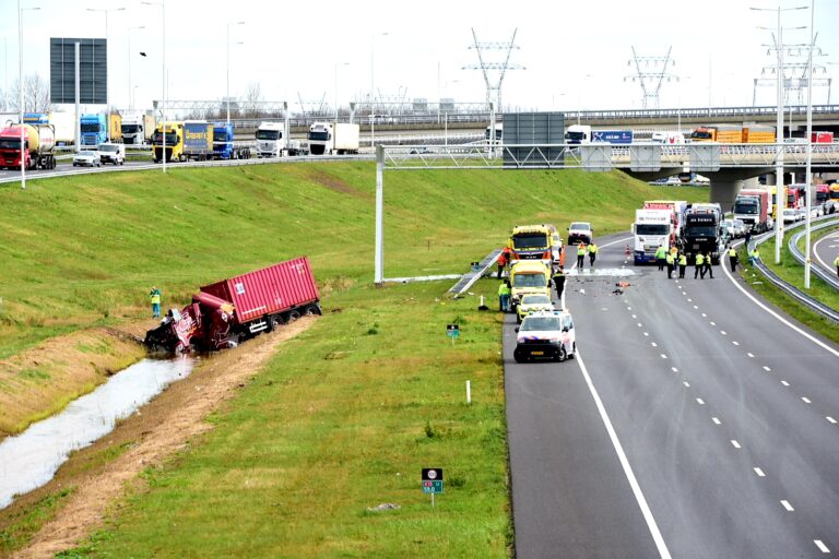 Snelweg afgesloten na ongeval met twee vrachtwagens Rijksweg A15 Barendrecht