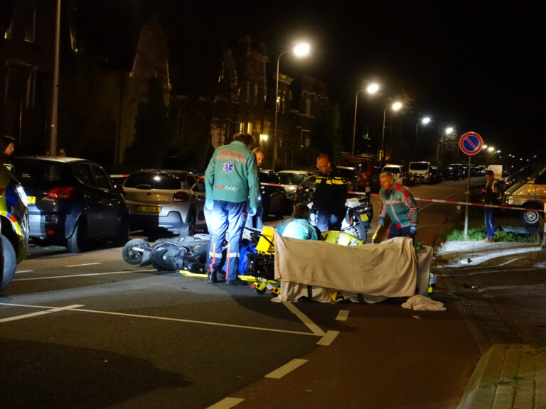 Twee gewonden na frontale aanrijding tussen twee scooters Brugweg Waddinxveen