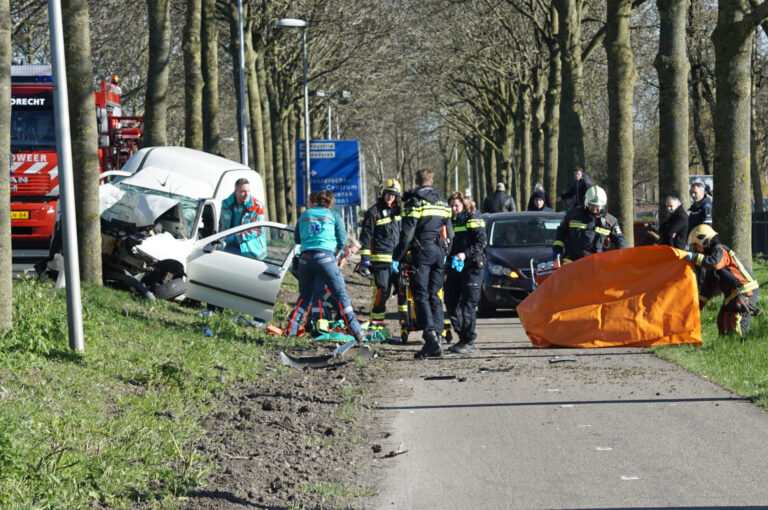 Bestelbus crasht frontaal tegen boom Middelweg Moordrecht (video)