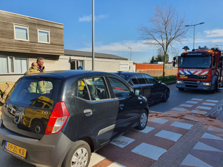 Auto botst op stilstaande auto op kruising Industrieweg Rotterdam