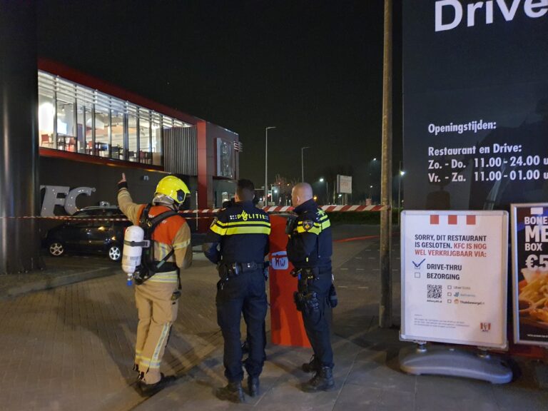 Bak met inhoud vliegt in brand bij KFC Schiedamsedijk Vlaardingen