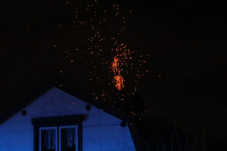 Vonkenregen bij schoorsteenbrand Kerkweg Zuidland