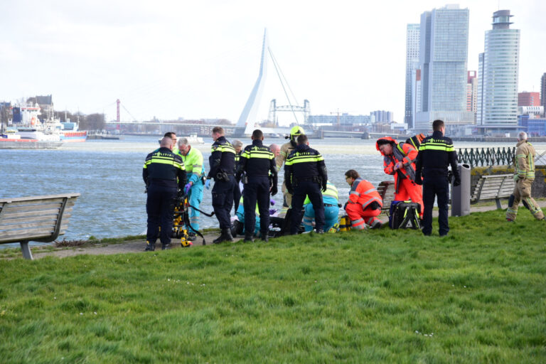 Persoon gereanimeerd na val in water Dokhavenpark Rotterdam