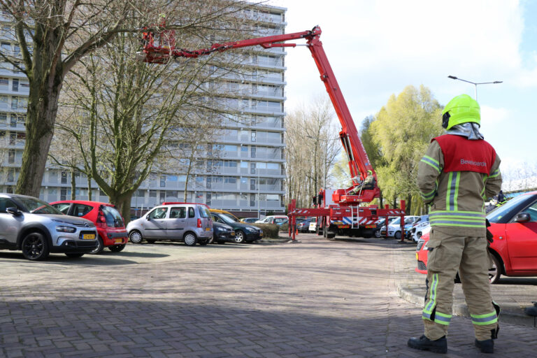 Grote tak dreigt op geparkeerde auto’s te vallen Herman Gorterplaats Capelle aan den IJssel (Video)