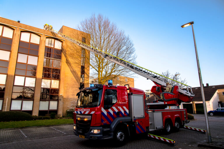 Brandweer verwijdert losgewaaid reclamebord Ravelstraat Rhoon