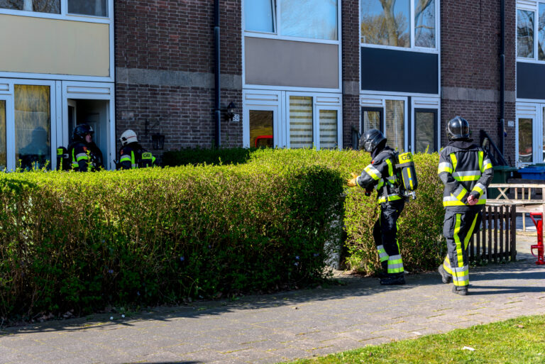 Brandweer doet onderzoek in woning na rookontwikkeling Oudelandseweg Hoogvliet Rotterdam