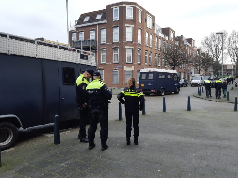 Aanhoudingen tijdens ontruiming kraakpanden in Tweebosbuurt Rotterdam