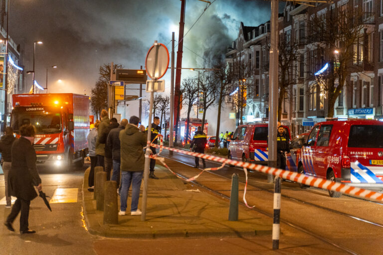 Zeer felle uitslaande brand verwoest woningen en winkels Schiedamseweg Rotterdam (video)