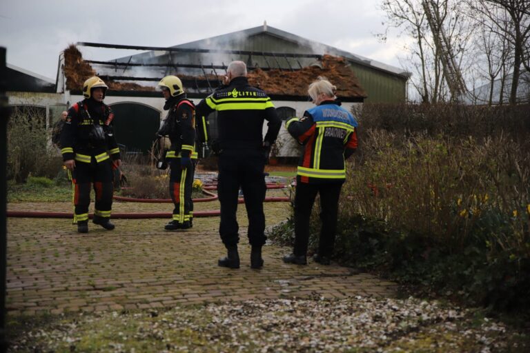 Forse schade na uitslaande brand in boerderij met rieten dak in Aarlanderveen