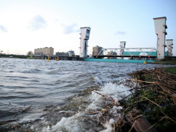 Hollandsche IJsselkering gesloten door hoog water IJsseldijk Krimpen