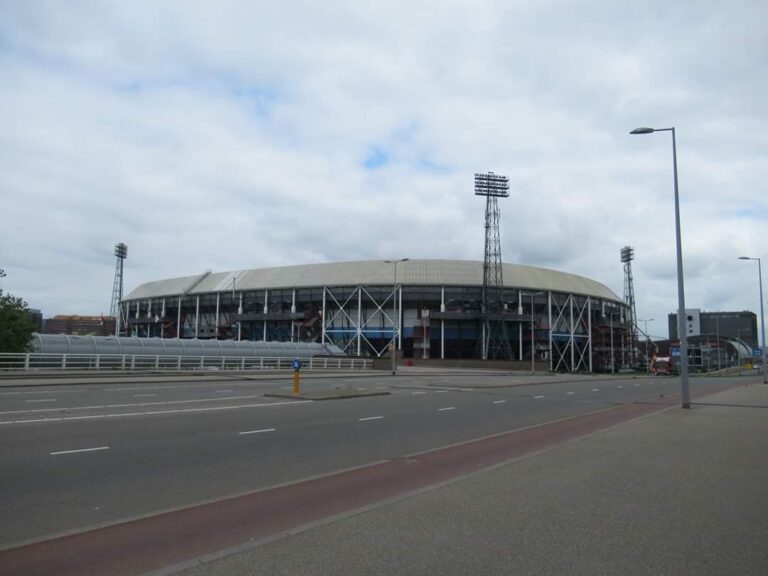 83 jaar geleden werd de eerste wedstrijd gespeeld in De Kuip