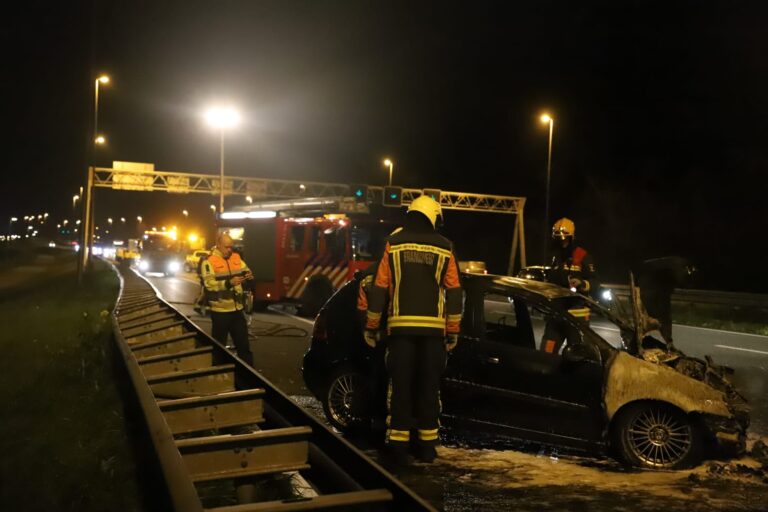 Auto vat vlam na eenzijdig ongeval op A12 bij Zevenhuizen