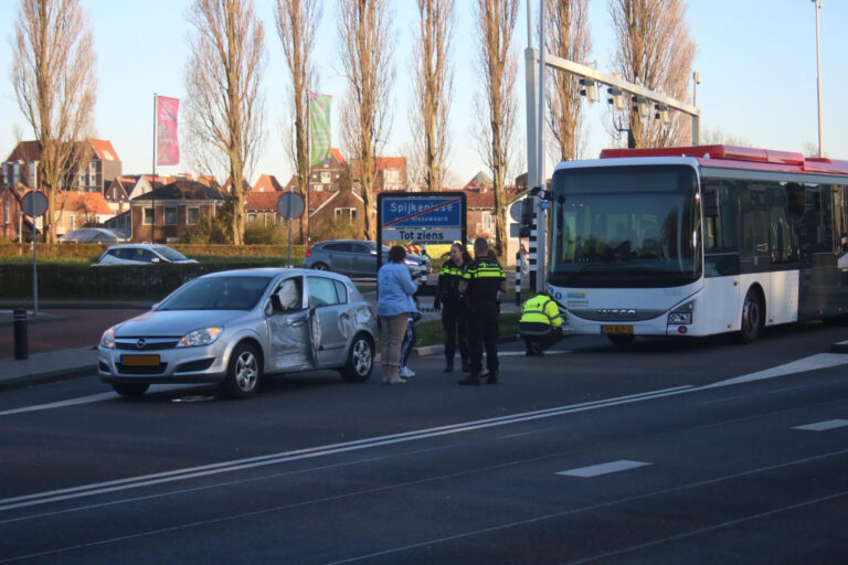 Lijnbus botst met personenauto op kruising Rozenlaan Spijkenisse