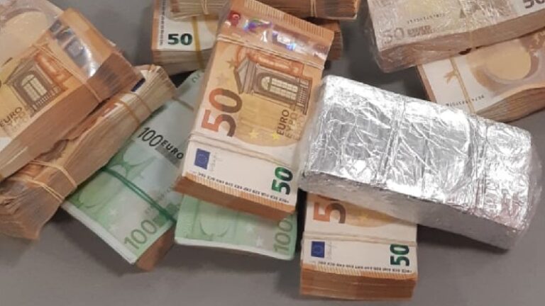 Routinecontrole leidt tot grote geld- en drugsvangst voor Rotterdamse politie