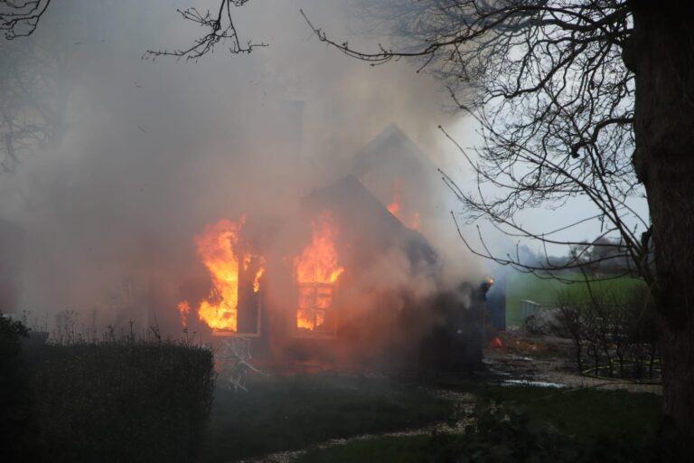 Woning met rietenkap volledig uitgebrand N204 – de MA Reinaldaweg Linschoten